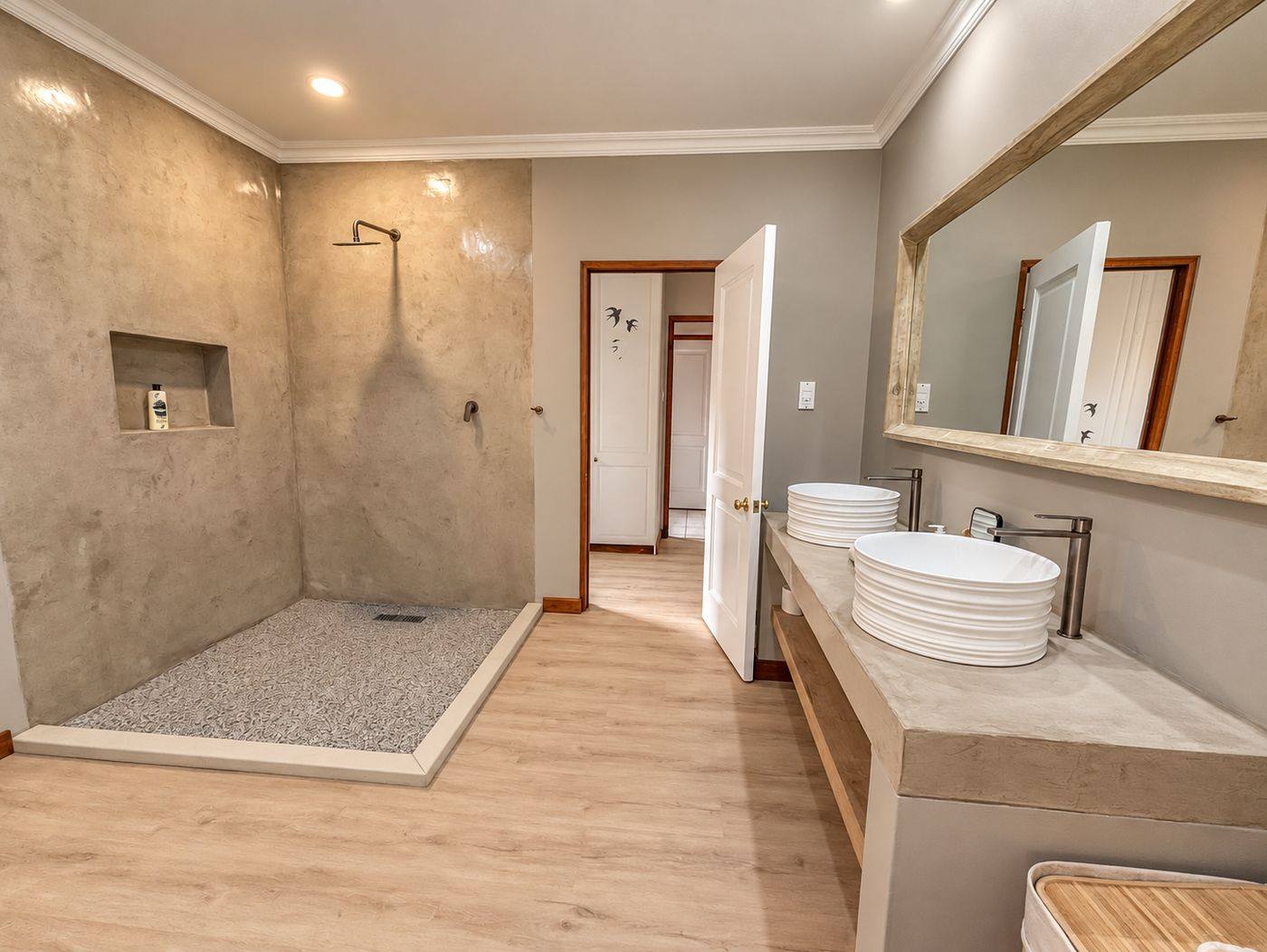 Main bathroom shower